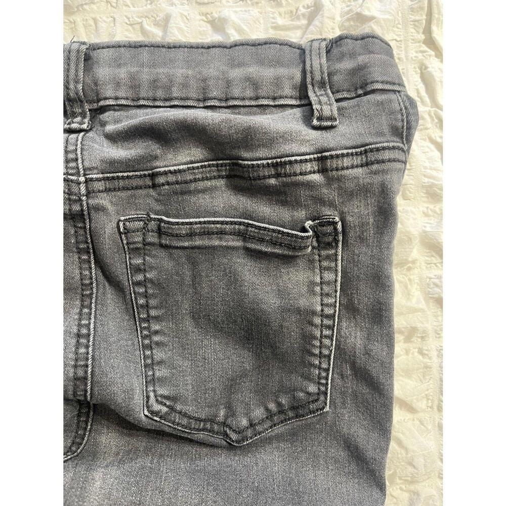 PrettyLittleThing Black Ripped Knee Frayed Hem Distressed Skinny Jeans Petite 4 - Picture 4 of 5